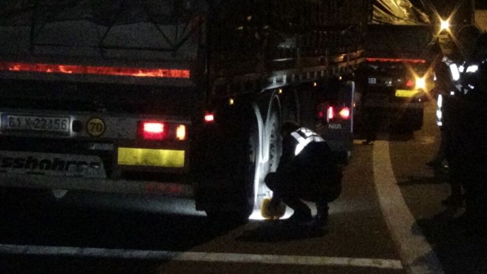 Heyelanın ardından acı kaza! Oğluna yardım ediyordu