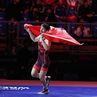 Güreşte çifte altın!