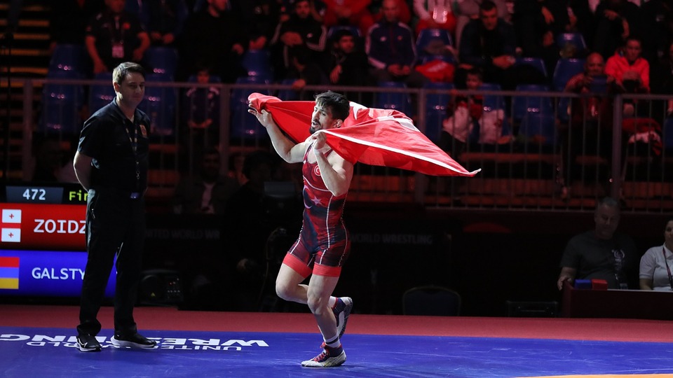 Güreşte çifte altın!