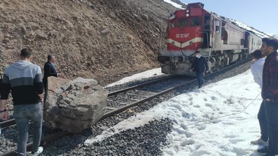Dev kaya parçaları raylara düştü!