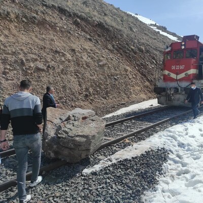 Dev kaya parçaları raylara düştü!