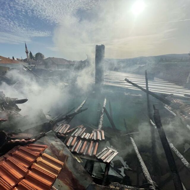 Yaşlı çifti yangın ayırdı