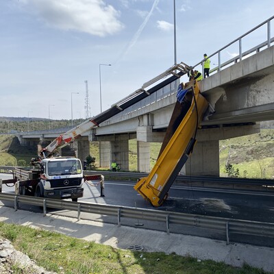 Hafriyat kamyonu viyadüğe çarptı! Dorsesi asılı kaldı
