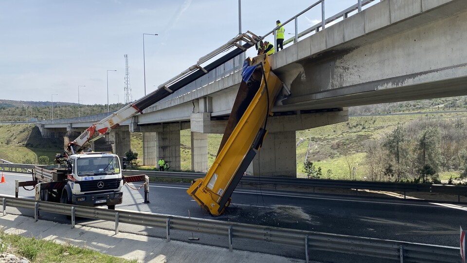 Hafriyat kamyonu viyadüğe çarptı! Dorsesi asılı kaldı
