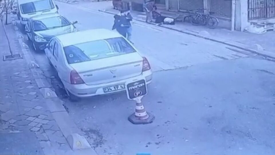 Sopalı dehşet! Kardeşini çocuklarının gözü önünde...