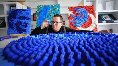 Otizmli Emin, topladığı atık kapakları sanata dönüştürüyor