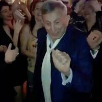 94. yaşını dans ederek kutladı