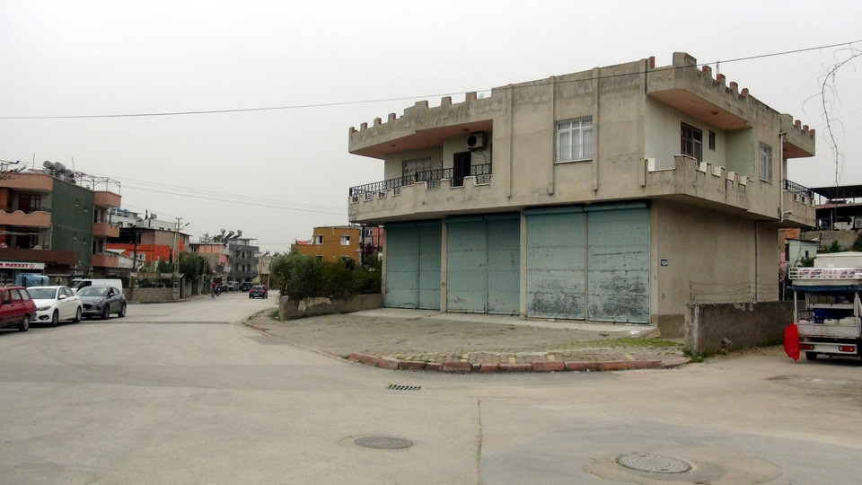 Pencereden başını uzatınca gözünden vuruldu!