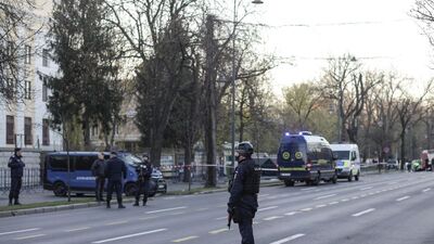 Romanya'da Rusya Büyükelçiliği'nin kapısına araç çarptı