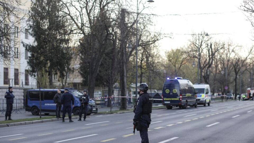 Romanya'da Rusya Büyükelçiliği'nin kapısına araç çarptı