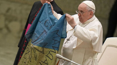 Papa'dan tarihi destek: Ukrayna bayrağını öptü