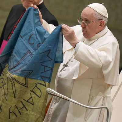 Papa'dan tarihi destek: Ukrayna bayrağını öptü