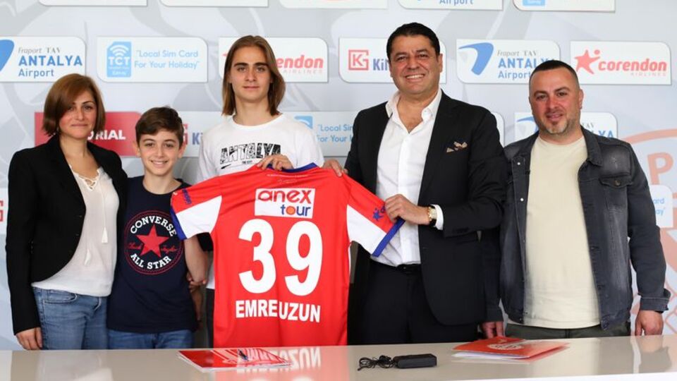 Genç Emre imzayı attı