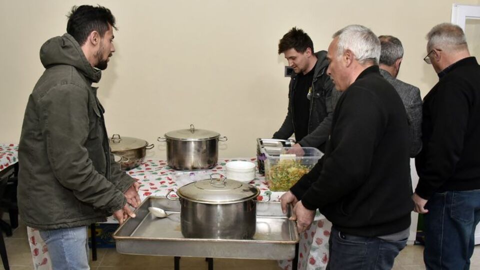 Köy sakinlerinden yoldan geçenlere ücretsiz iftar