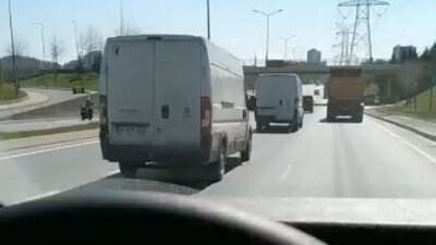 Görenler şaşkına döndü! Birbirlerine çarparak ilerlediler