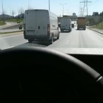 Görenler şaşkına döndü! Birbirlerine çarparak ilerlediler