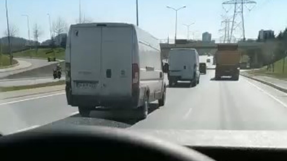 Görenler şaşkına döndü! Birbirlerine çarparak ilerlediler