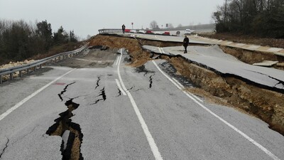 Düzce'de çökme nedeniyle yol ulaşıma kapandı