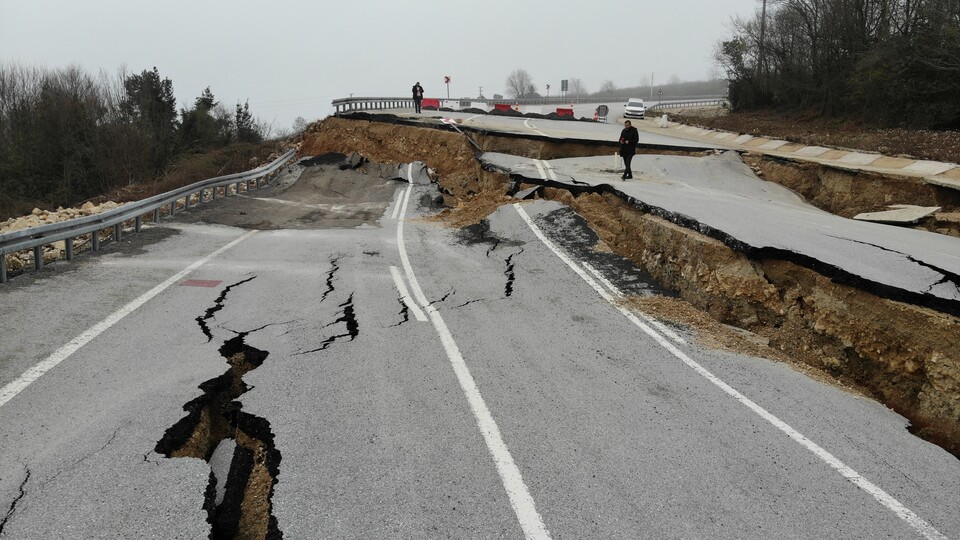 Düzce'de çökme nedeniyle yol ulaşıma kapandı