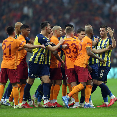 Derbide kartlar havada uçuşuyor