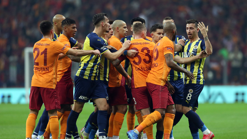 Derbide kartlar havada uçuşuyor