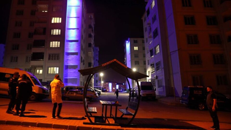 Apartmandan gitmeleri için imza toplanan çift binaya ateş etti