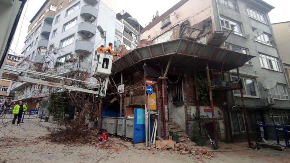 Beşiktaş'ta tarihi binanın çatısı çöktü: Ölümden koşarak kurtuldu