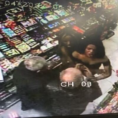 Kapkaça uğrayan kadınlar marketi birbirine kattı