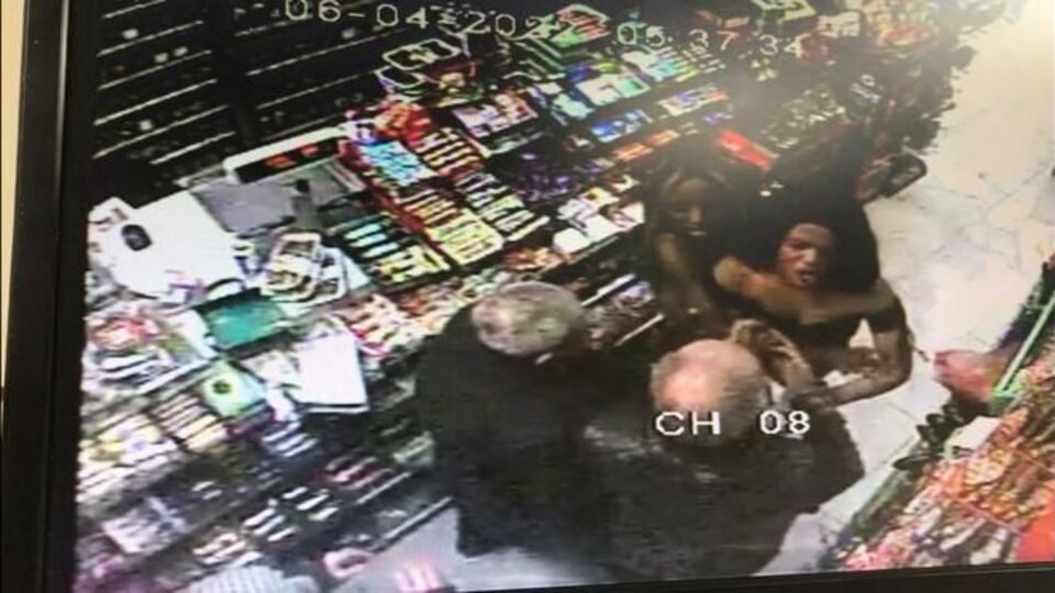 Kapkaça uğrayan kadınlar marketi birbirine kattı