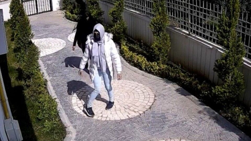 Engelliymiş gibi yürüdü! Akılalmaz olay!