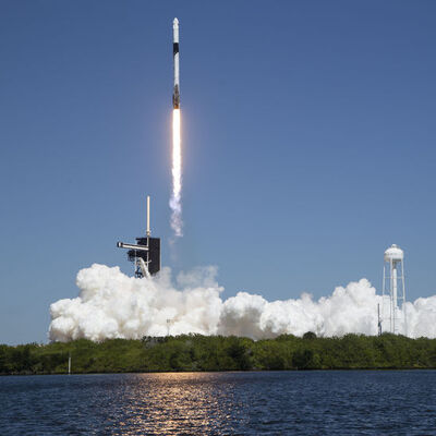 SpaceX, 3 kişiyi uzaya gönderdi!