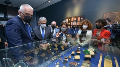 Kutsal Risalet sergisini ziyaret etti