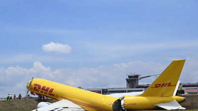 Acil iniş yapan kargo uçağı ikiye ayrıldı