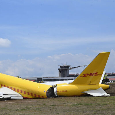 Acil iniş yapan kargo uçağı ikiye ayrıldı