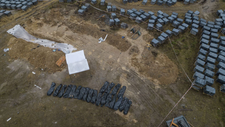 Ukrayna: Buça'daki toplu mezardan çıkan 40 ceset sivillere ait
