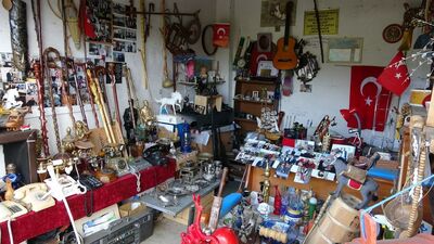 Antikaya merak saldı, garajını müzeye çevirdi