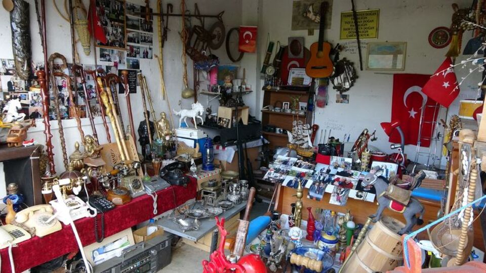 Antikaya merak saldı, garajını müzeye çevirdi