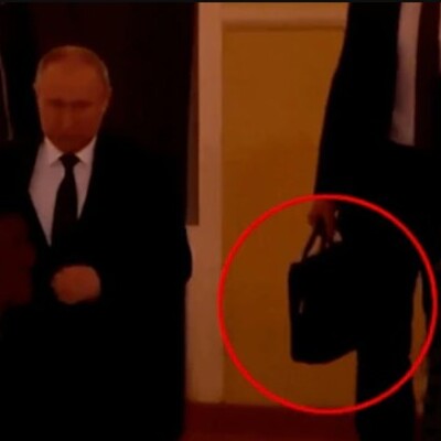 Putin, katıldığı cenaze törenine nükleer çantayla geldi