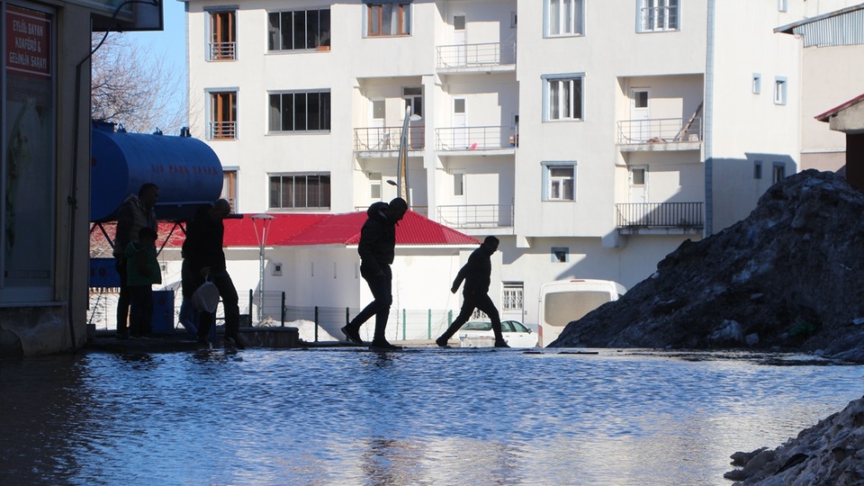Karlıova'da karlar eridi! İlçe sular altında kaldı