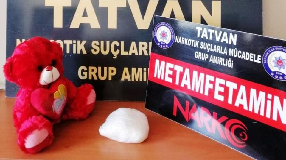 Oyuncak ayı ile uyuşturucu sevkiyatına suçüstü: 2 gözaltı