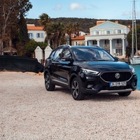 Benzinli modelleri satışa sundu