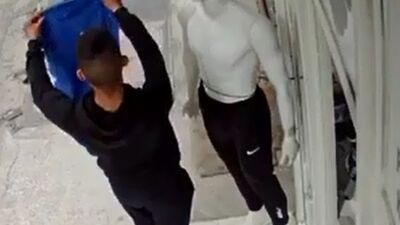 Cansız mankenin üzerinden eşofmanı çaldı