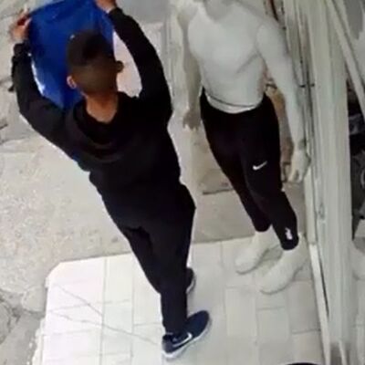 Cansız mankenin üzerinden eşofmanı çaldı