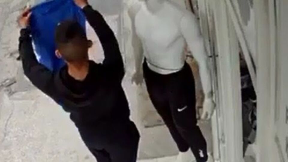 Cansız mankenin üzerinden eşofmanı çaldı