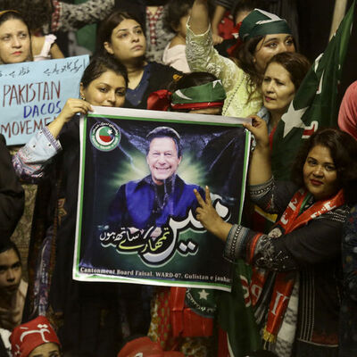 Pakistan'da Imran Khan'ın destekçileri sokaklara döküldü