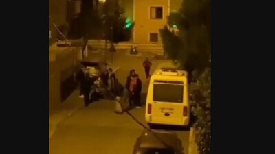 Bir grup genç, kucağında çocuk olan kadına saldırdı