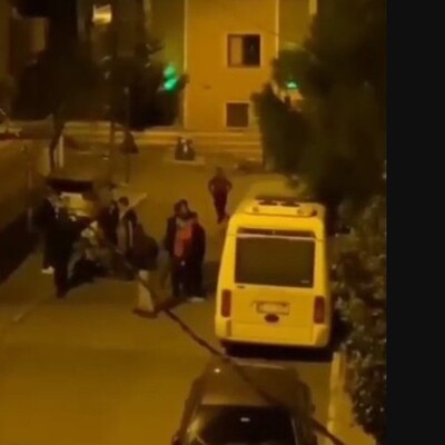 Bir grup genç, kucağında çocuk olan kadına saldırdı