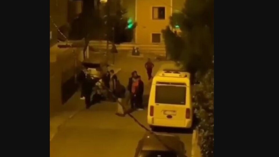 Bir grup genç, kucağında çocuk olan kadına saldırdı