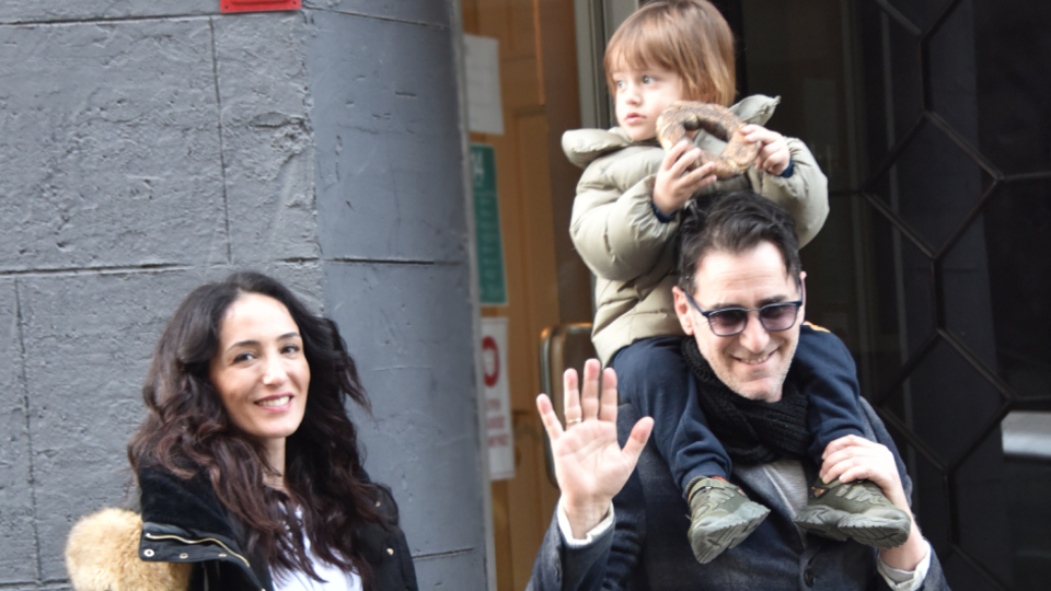 Minik Asil'in simit keyfi