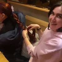 Annesinin saçını ördü